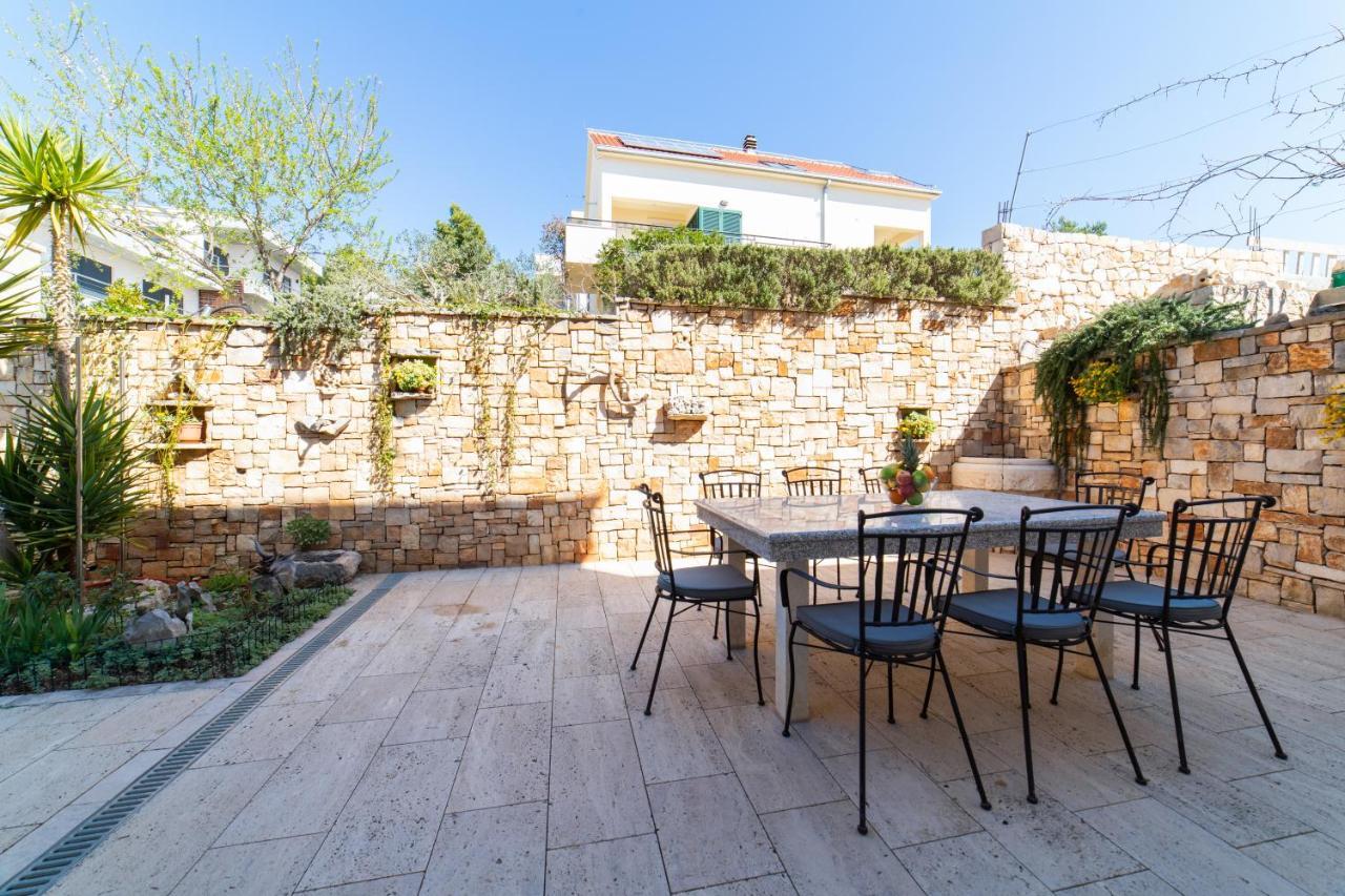 Villa Sun Garden - 4 Star Villa With Heated Swimming Pool, Quiet Bay, Bbq, 50M From The Sea Milna  Esterno foto