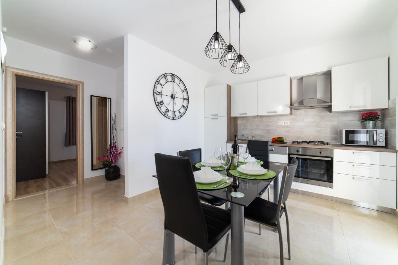Villa Sun Garden - 4 Star Villa With Heated Swimming Pool, Quiet Bay, Bbq, 50M From The Sea Milna  Esterno foto