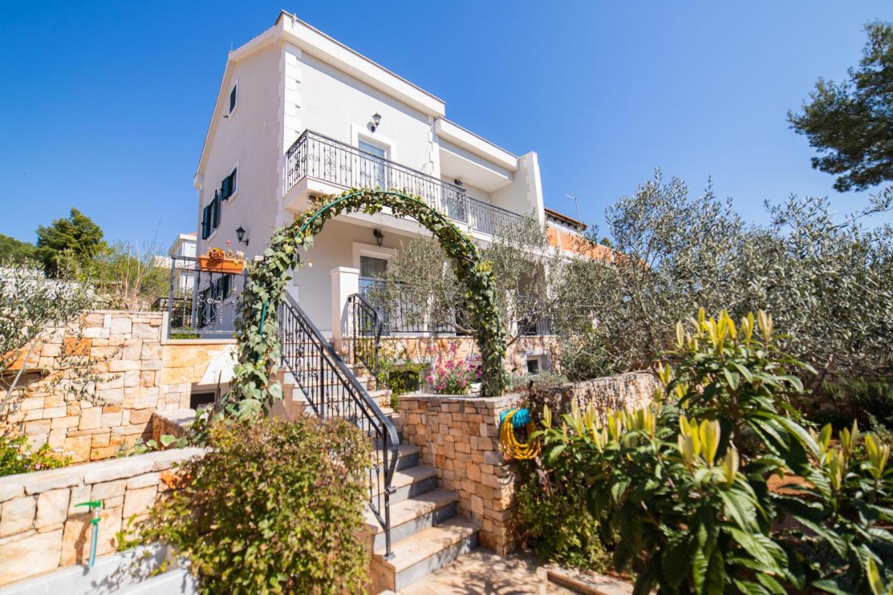 Villa Sun Garden - 4 Star Villa With Heated Swimming Pool, Quiet Bay, Bbq, 50M From The Sea Milna  Esterno foto