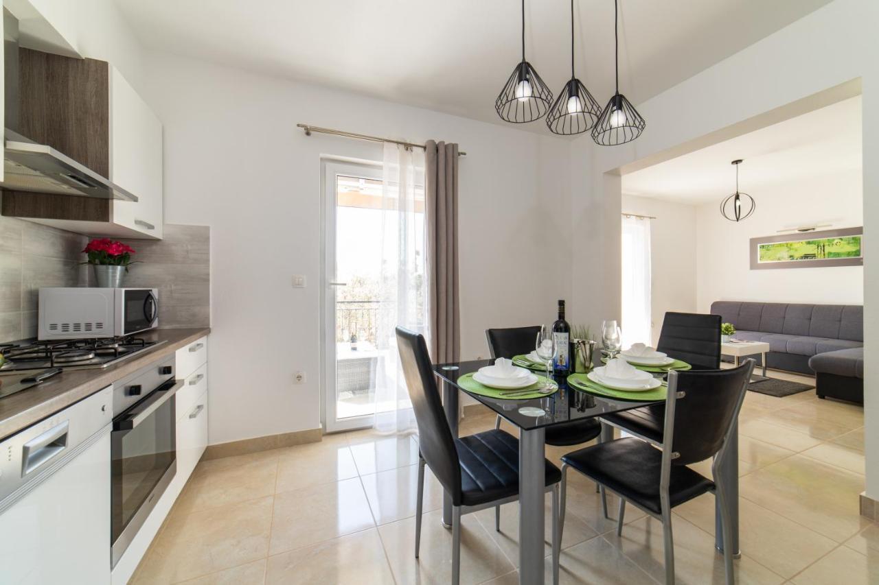 Villa Sun Garden - 4 Star Villa With Heated Swimming Pool, Quiet Bay, Bbq, 50M From The Sea Milna  Esterno foto