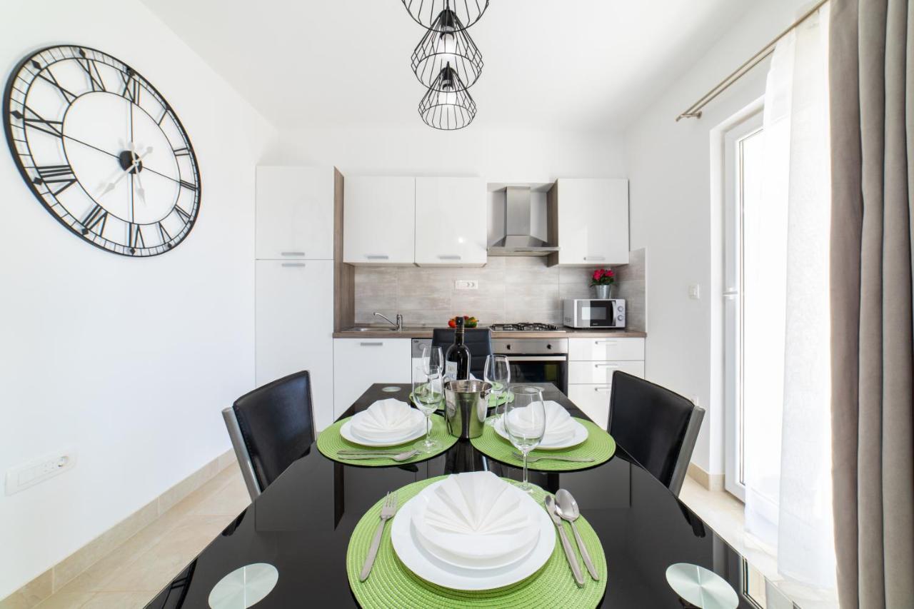 Villa Sun Garden - 4 Star Villa With Heated Swimming Pool, Quiet Bay, Bbq, 50M From The Sea Milna  Esterno foto