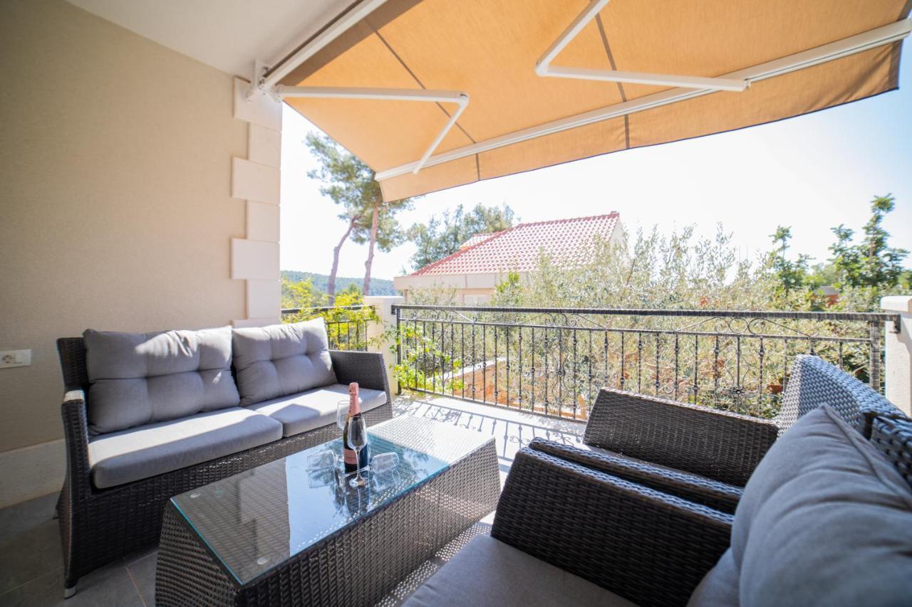 Villa Sun Garden - 4 Star Villa With Heated Swimming Pool, Quiet Bay, Bbq, 50M From The Sea Milna  Esterno foto