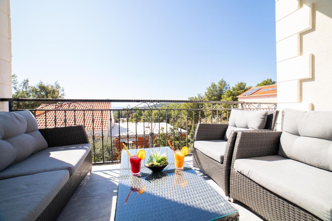 Villa Sun Garden - 4 Star Villa With Heated Swimming Pool, Quiet Bay, Bbq, 50M From The Sea Milna  Esterno foto