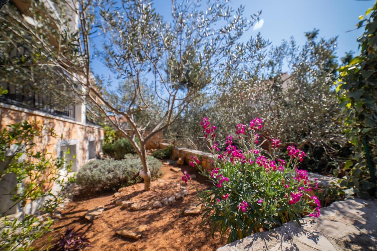 Villa Sun Garden - 4 Star Villa With Heated Swimming Pool, Quiet Bay, Bbq, 50M From The Sea Milna  Esterno foto