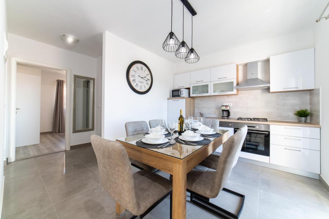 Villa Sun Garden - 4 Star Villa With Heated Swimming Pool, Quiet Bay, Bbq, 50M From The Sea Milna  Esterno foto