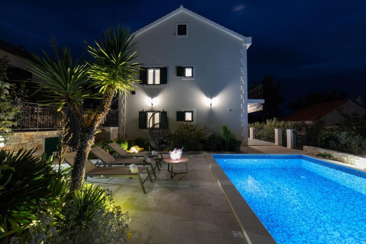 Villa Sun Garden - 4 Star Villa With Heated Swimming Pool, Quiet Bay, Bbq, 50M From The Sea Milna  Esterno foto