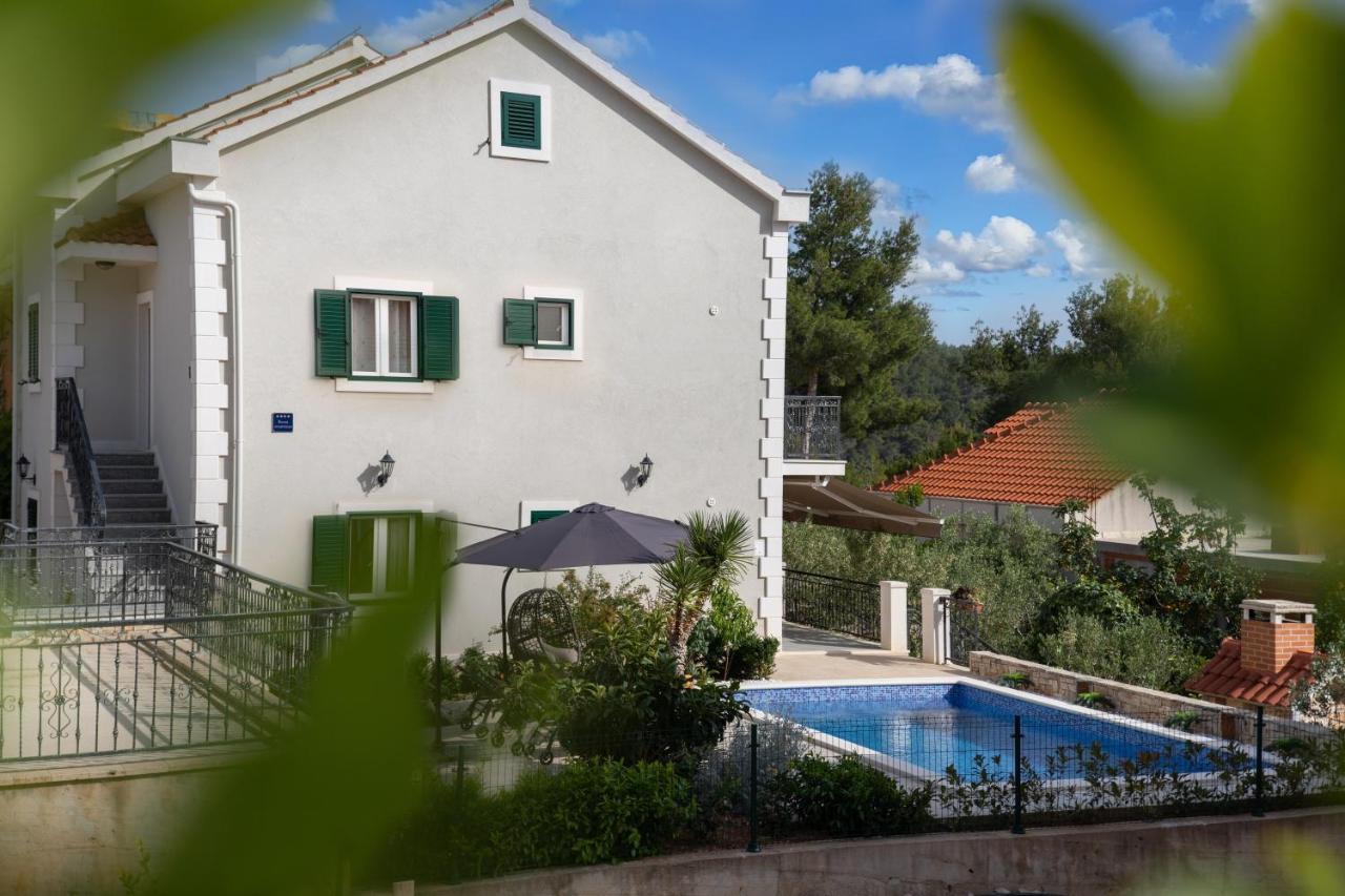 Villa Sun Garden - 4 Star Villa With Heated Swimming Pool, Quiet Bay, Bbq, 50M From The Sea Milna  Esterno foto