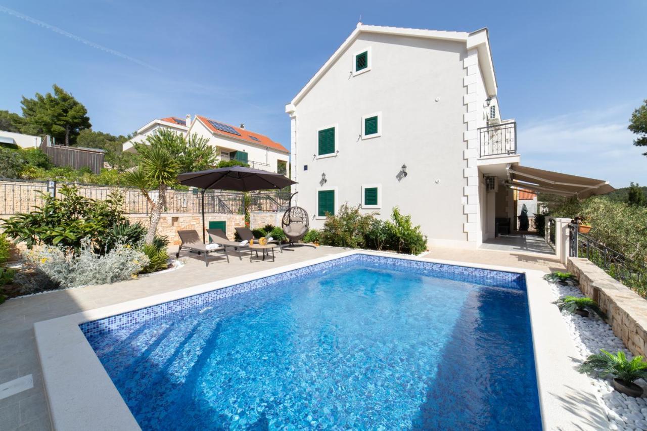 Villa Sun Garden - 4 Star Villa With Heated Swimming Pool, Quiet Bay, Bbq, 50M From The Sea Milna  Esterno foto